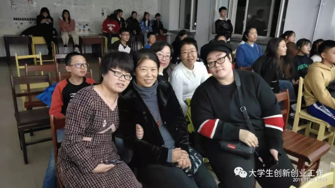 “人民艺术团”民谣专场汇报演出彰显青春风采 “人民艺术团”民谣专场汇报演出彰显青春风采