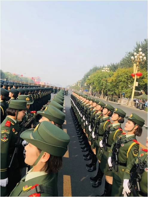 参加新中国70周年阅兵女兵方队李玲玲同学载誉返校