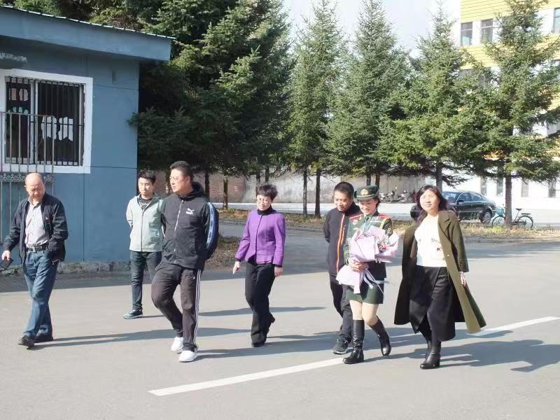 参加新中国70周年阅兵女兵方队李玲玲同学载誉返校 参加新中国70周年阅兵女兵方队李玲玲同学载誉返校
